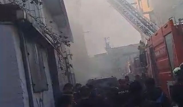 İstanbul- Sultangazi'de 4 katlı binada yangın; 2'inci kattan atlayıp yaralandı / Geniş haber- aktüel görüntü