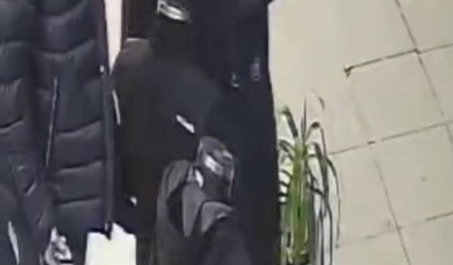 İstanbul - Sultangazi'de mağaza önlerinden kıyafet hırsızlığı kamerada
