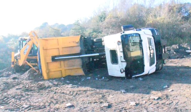 İstanbul - Üsküdar'da hafriyat kamyonu moloz dökümü sırasında devrildi; şoför yaralandı