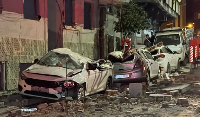 İstanbul - Zeytinburnu'nda 4 katlı binanın çatısından kopan parçalar park halindeki araçların üzerine düştü -1