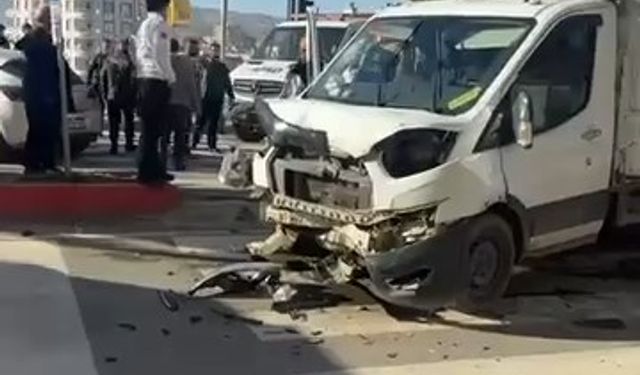 Kamyonet ile otomobilin çarpıştığı kaza kamerada: 2 yaralı