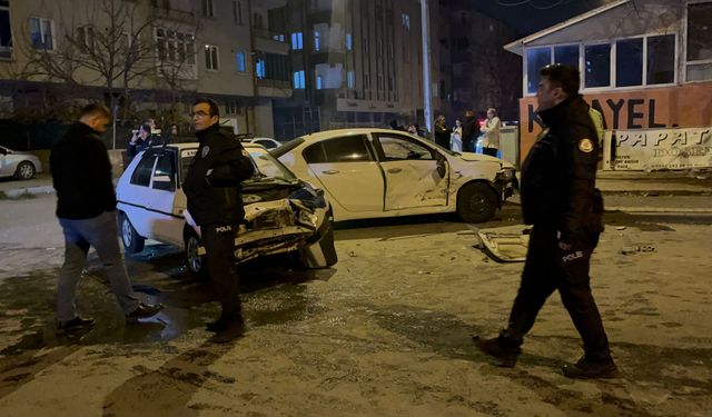 Kayseri'de 2 otomobilin çarpışması sonucu 2'si yaya 4 kişi yaralandı; kızının yaralandığını duyan baba tepki gösterdi