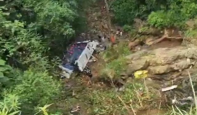 Kolombiya’da otobüs uçuruma yuvarlandı: 17 ölü, 20 yaralı