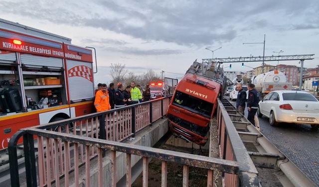 Lastiği patlayan itfaiye aracı, iki köprü arasına sıkıştı; 3 yaralı