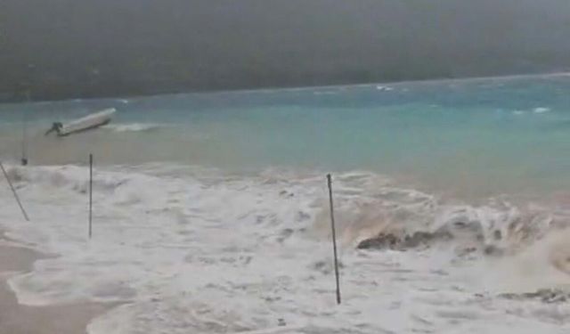 Muğla'da fırtına iskeleleri yıktı