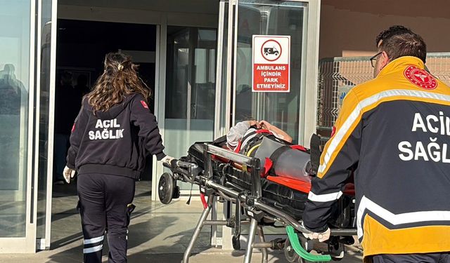 Otomobil yol kenarındaki beton parçasına çarptı; 5 yaralı