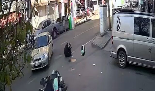 Otomobille çarpışan motosikletin sürücü yaralandı; kaza kamerada