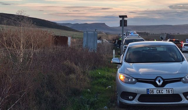 Otomobille TIR çarpıştı; estetik doktoru öldü, 5 kişi yaralandı