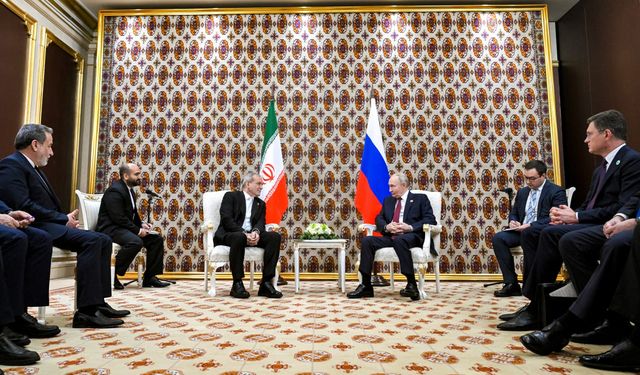 Rusya Devlet Başkanı Putin ile İran Cumhurbaşkanı Pezeşkiyan, Türkmenistan’da görüştü