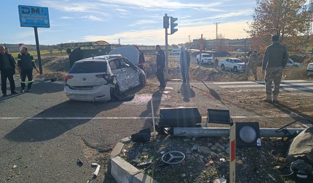 TIR'ın çarptığı otomobilin sürücüsü ağır yaralandı