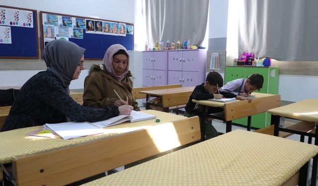 Torununa öğretebilmek için 64 yaşında okuma yazma kursunda