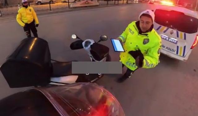 Trafik polisi, soğuktan elleri titreyen kuryeye eldivenlerini verdi