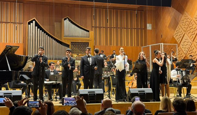 Tuğba Özerk, özel gereksinimli öğrencilerle farkındalık konseri verdi