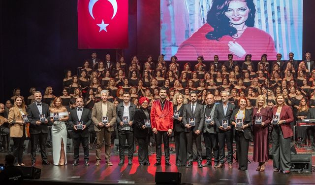 Türkan Şoray, 'İyilik Korosu' ile Mersin'de sanatseverlerle buluştu