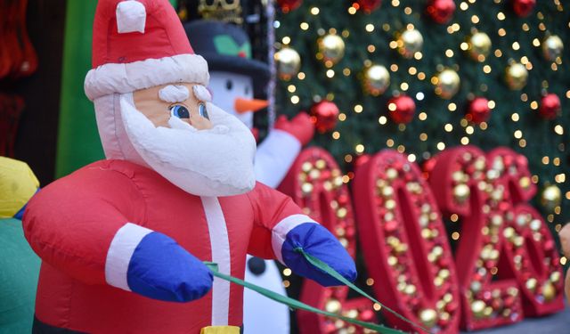 Yılbaşı kutlamalarının vazgeçilmezi 'yapay çam ağacı'