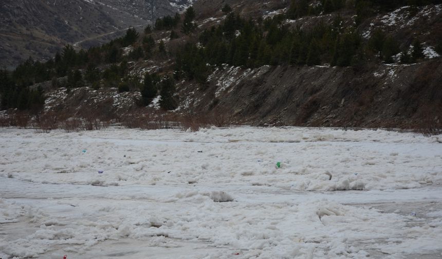 Hakkari Zap Suyu'nun yüzeyi kısmen dondu