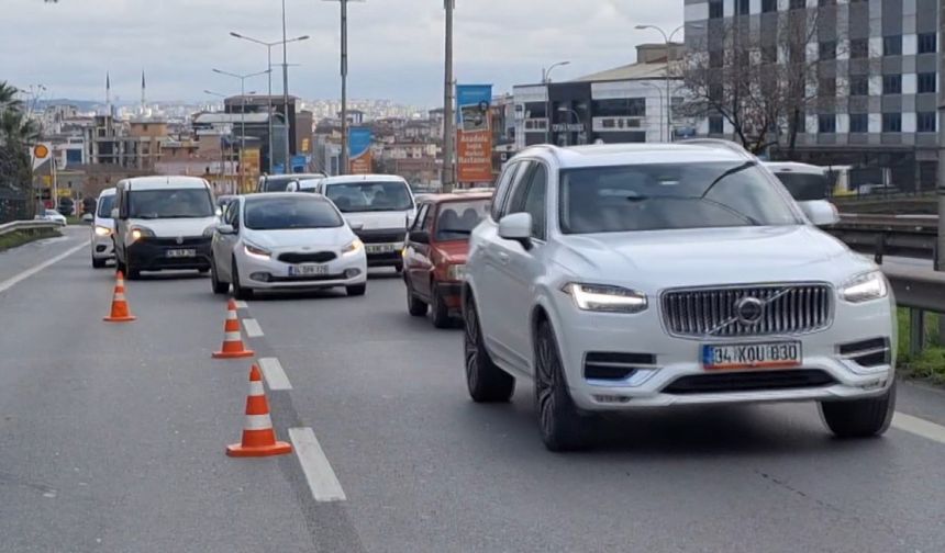 Pendik’te seyir halindeki tur minibüsü yandı