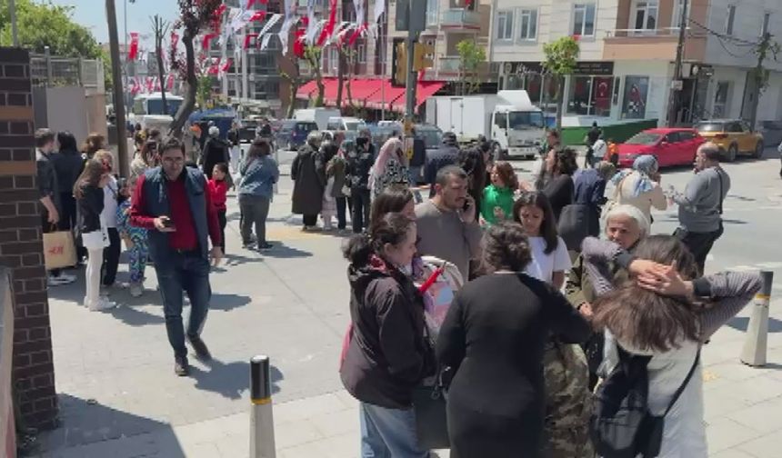 Avcılar'da öğrenciler okuldaki 23 Nisan gösterilerinde depreme yakalandılar