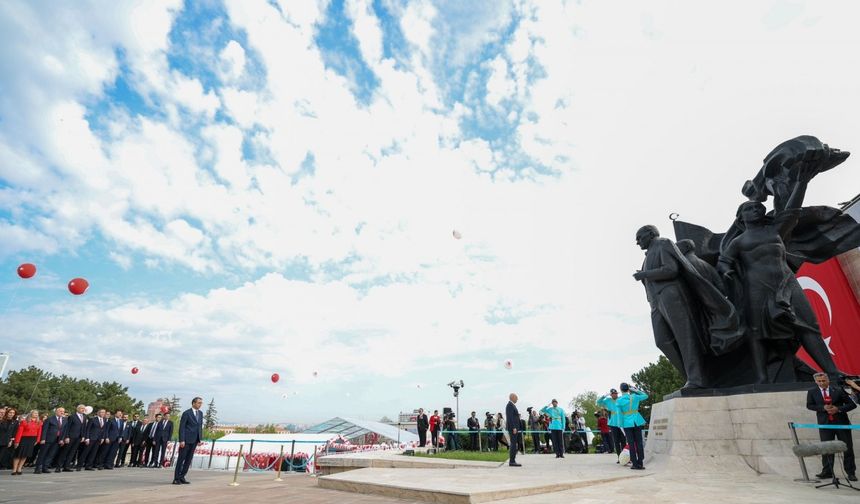 Kurtulmuş, TBMM'deki Atatürk Anıtı'na çelenk bıraktı