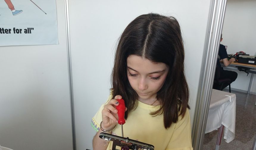 Elektronik öğretmeni, kızlarıyla katıldığı robot yarışmasında 3 derece elde etti