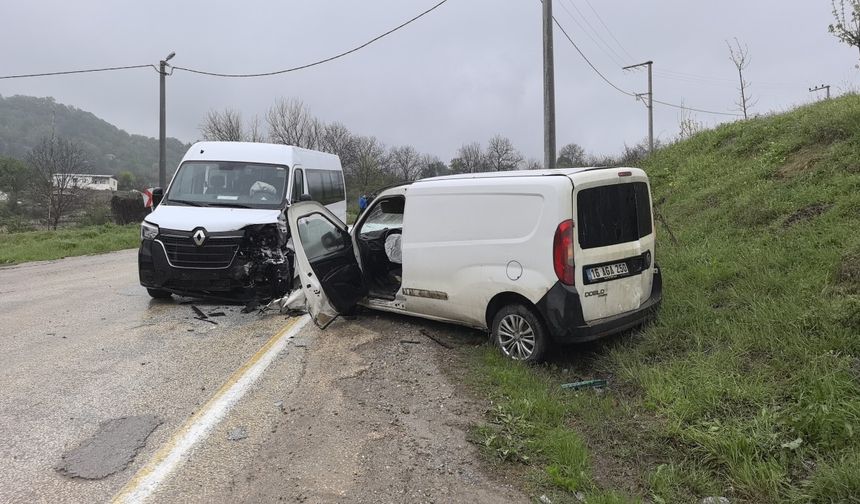 İşçi servisi ile hafif ticari araç kafa kafaya çarpıştı: 13 yaralı