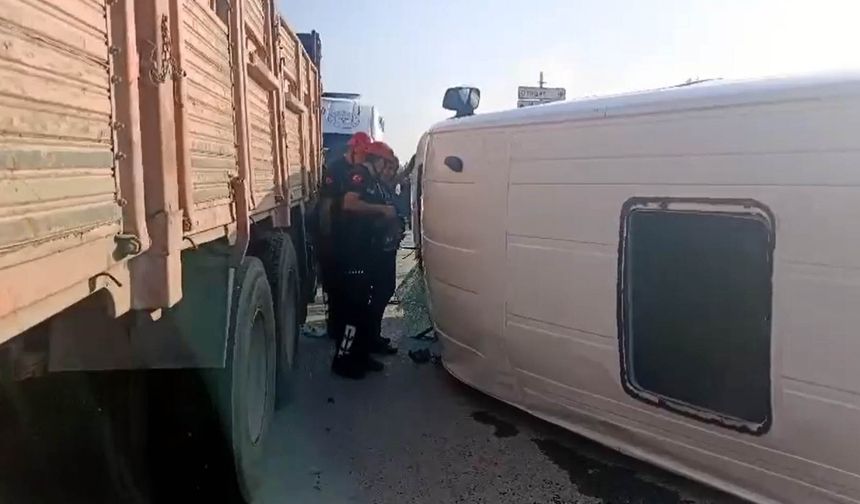 Kahramanmaraş’ta işçi servis minibüsü ile otomobil çarpıştı; 12 yaralı
