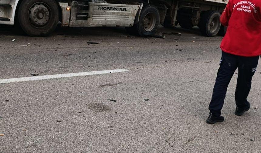 Emniyet şeridindeki TIR'a otomobil çarptı: 4 ölü