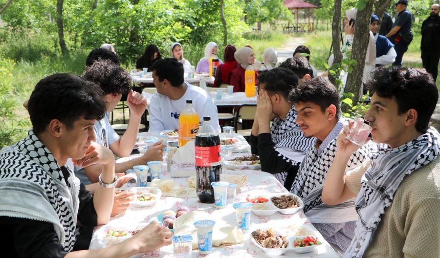 Okullar tatil oldu ama Gazzeli öğrenciler ülkelerine dönemedi