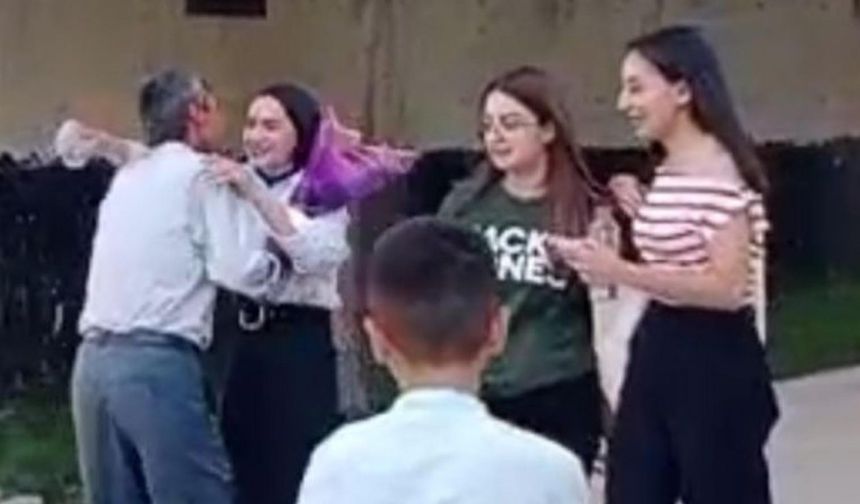 YKS sonrası kızını çiçeklerle karşılayan baba: Dünyanın en güzel anıydı