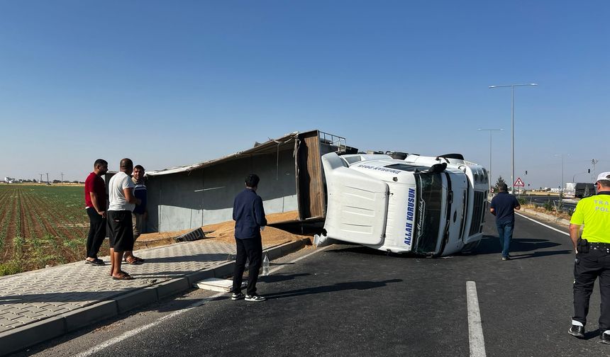 Kızıltepe’de Buğday Yüklü Tır Devrildi: Sürücü Yaralandı