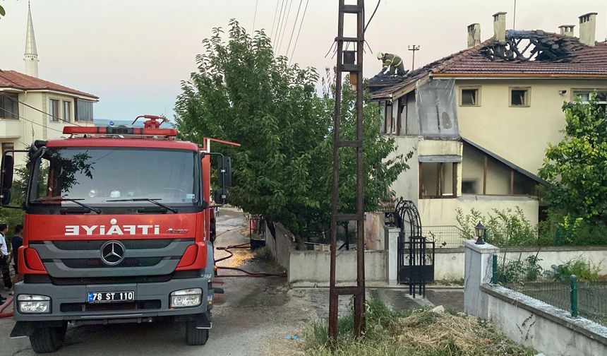 3 katlı ev alev alev yandı:4 kişi dumandan etkilendi