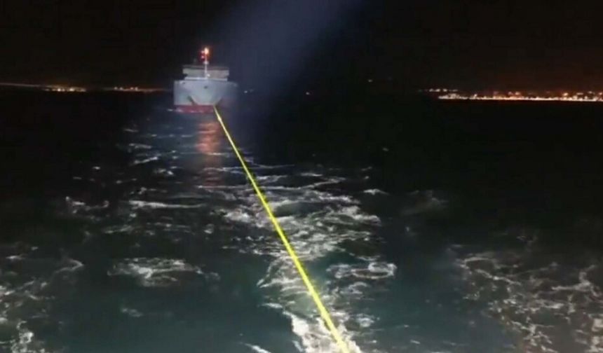 Çanakkale Boğazı'nda arızalanan gemi, römorkörle yedeklenerek demirletildi