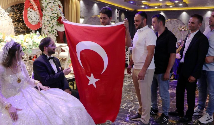 Patlamada sol yanı felç kalan gazi, 14 yıllık sevgilisiyle dünyaevine girdi