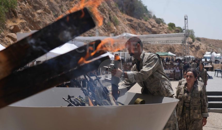 Terör örgütü PKK mensubu bir grup, silahlarını yakarak imha etti