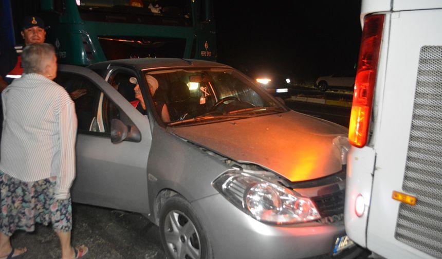 Ayvalık'ta kırmızı ışıkta zincirleme kaza: 2 ölü, 3 yaralı