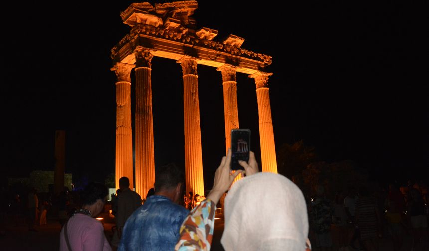 Apollon Tapınağı'nda kanlı ay tutulmasını izlediler