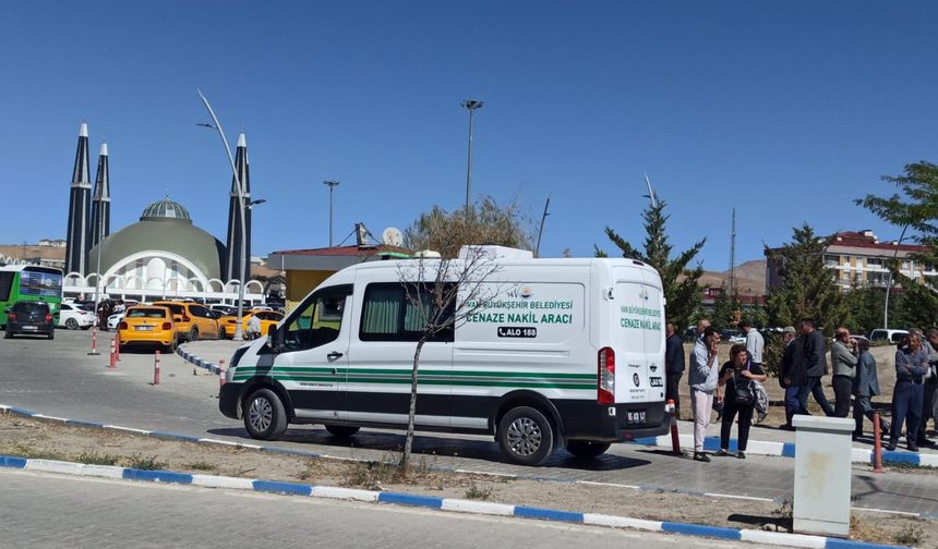 Silahlı saldırıda ölen anne ve 2 oğlunun cenazeleri ailelerine teslim edildi