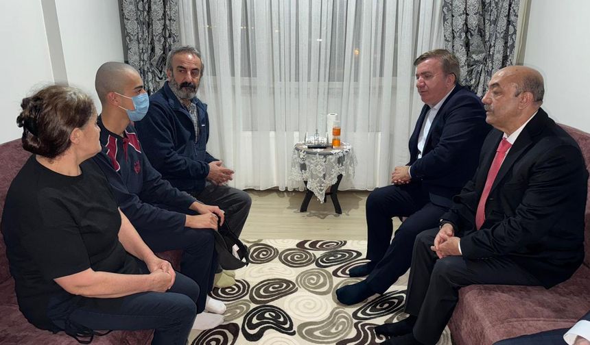 Ameliyatı için Ankara'ya giden Ulaş'ı, Vali ve arkadaşları uğurladı