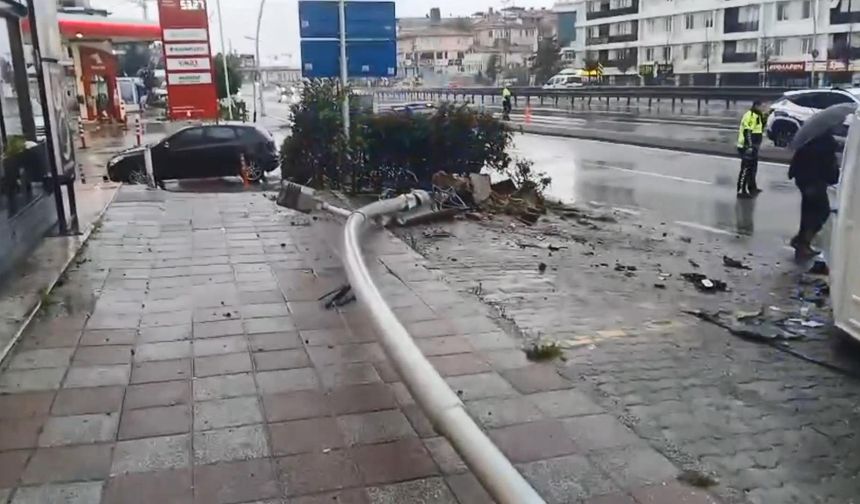 İstanbul - Büyükçekmece'de aydınlatma direğine çarpan minibüs devrildi: 2 yaralı