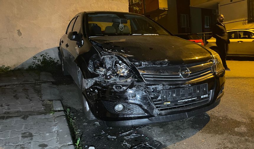 İstanbul - Eyüpsultan'da yokuş aşağı inen otomobil park halindeki 8 araca çarptı