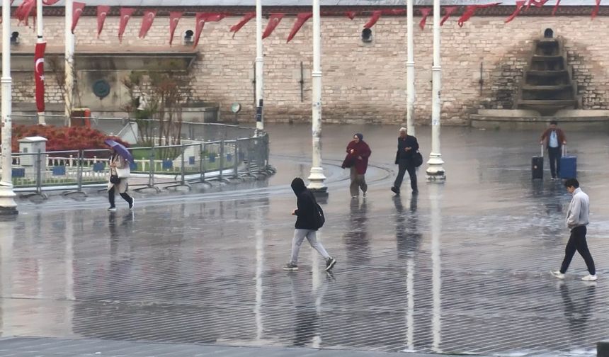 İstanbul - İstanbul'da yağmur etkili olmaya devam ediyor