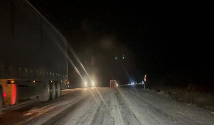 Kar ve buzlanma nedeniyle Ilgar Geçidi'nde TIR'lar mahsur kaldı