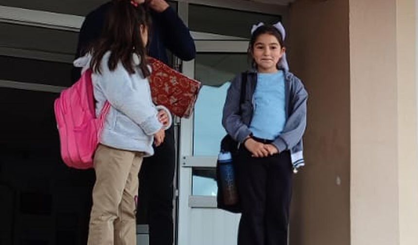 Koridordaki atıkları geri dönüşüm kutusuna koyan öğrenciler ödüllendirildi / Video eklendi