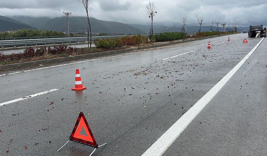 Su birikintisine giren otomobil takla attı: Kaza anı kamerada