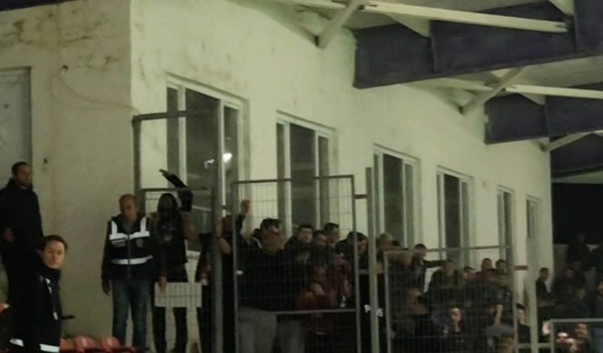 Tribündeki koltukları kırıp sahaya ve rakip taraftara attılar