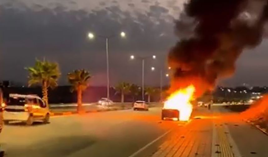 Adana'da seyir halindeki otomobil alev alev yandı; o anlar kamerada