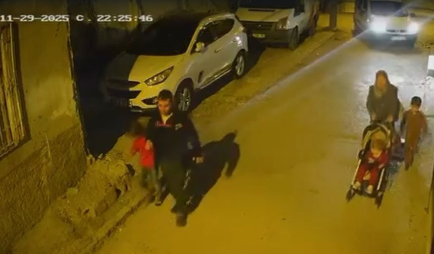 Başını otomobile çarptığı çocuğu yere fırlattı; o anlar kamerada