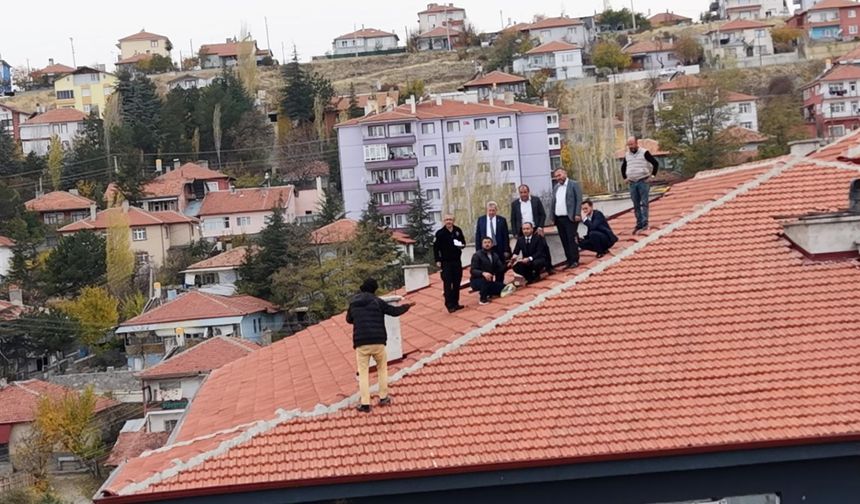 Çankırı'da çatıya çıkan kişiyi, AK Parti İl Başkanı Erdoğan ikna etti