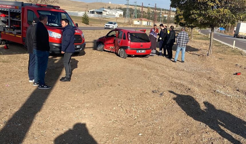 Çankırı'da hafif ticari araç ile otomobil çarpıştı: 1 ölü, 4 yaralı