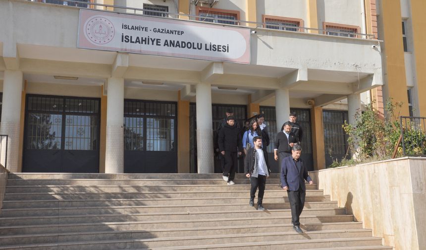 Depremde hayatını kaybeden öğretmen, mezarı başında anıldı